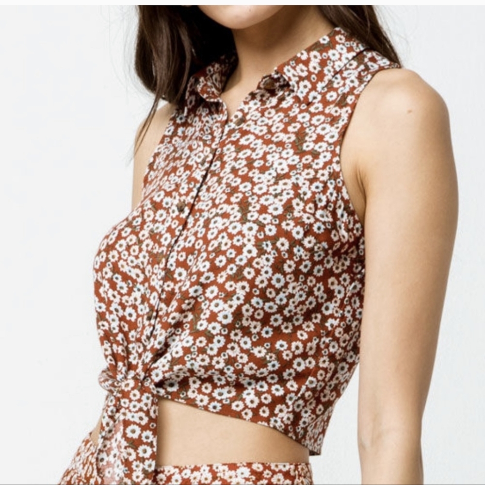 Sky and Sparrow Rust Colored Sleeveless Floral Button Down w/ tie in Front